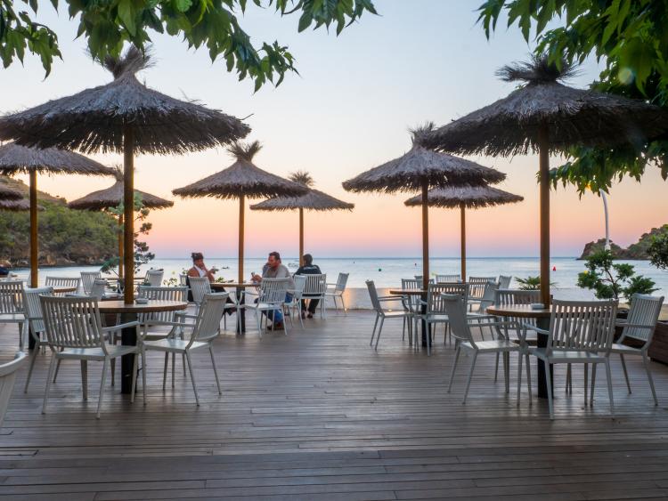 cala-montjoi-ciudad-de-vacaciones-6
